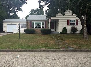 64 Benedict St, Riverside, RI 02915