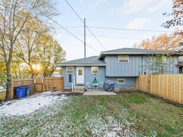 726 S Ridgeview Rd, Olathe, KS 66061