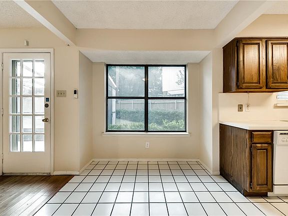 4th image of 818 N Lisa Ln