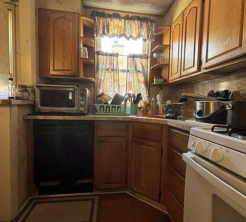 5th image of 4543 Loring St