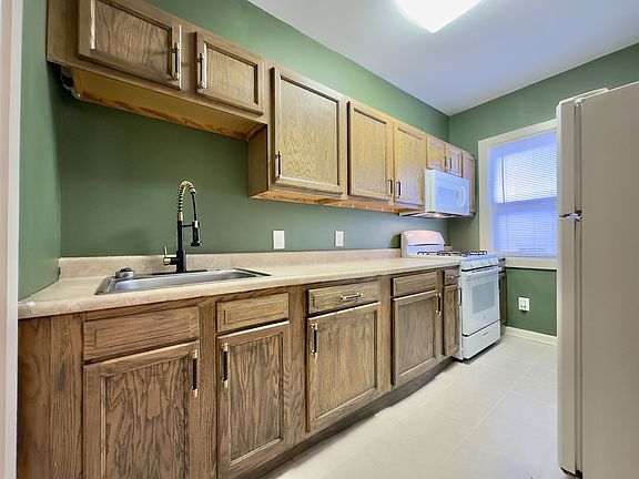 3rd image of 9 Fontainebleau Dr #E