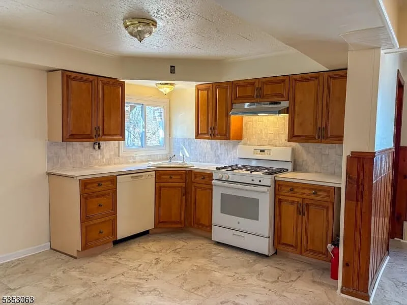 3 bed, 1.0 bath, $2,500 — Photo 1