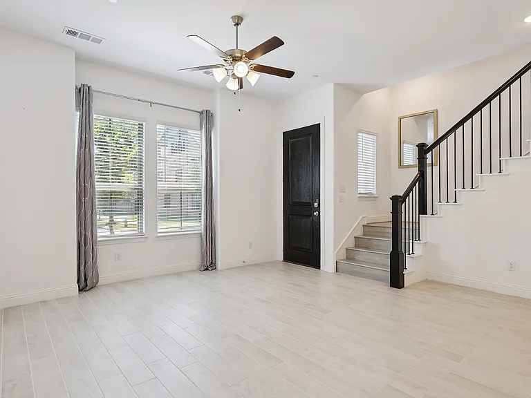 4261 Shavano Dr — Photo 4