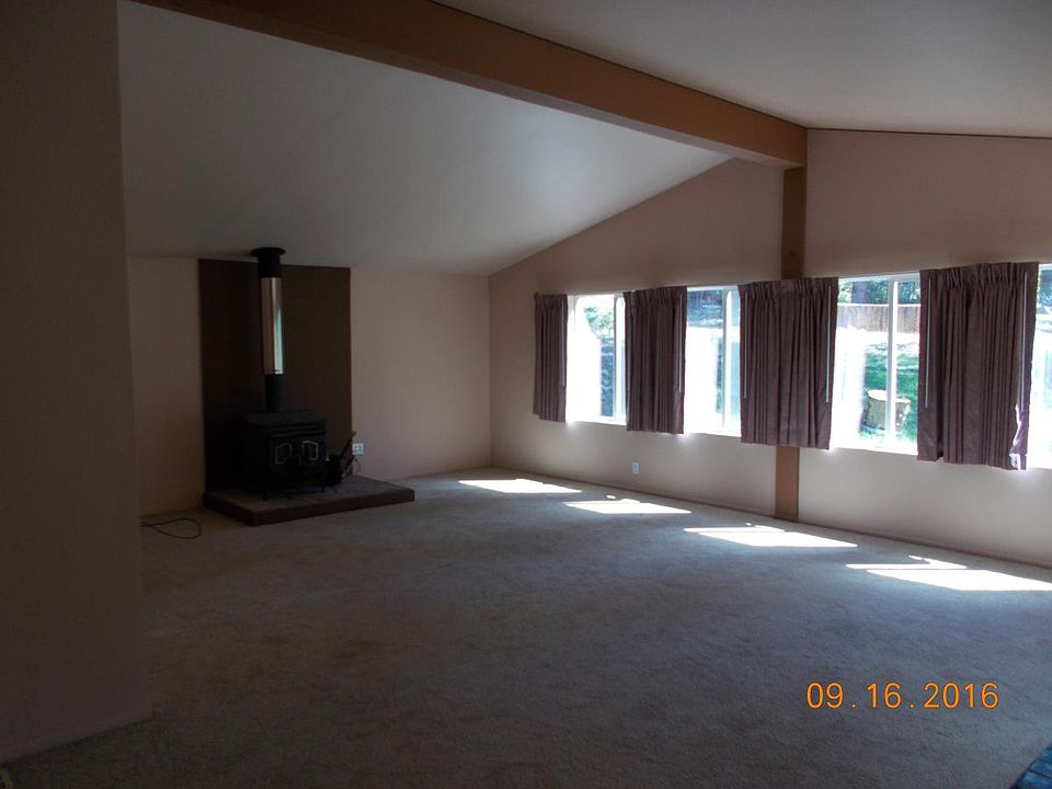 Large bright livingroom with optional heating fireplace