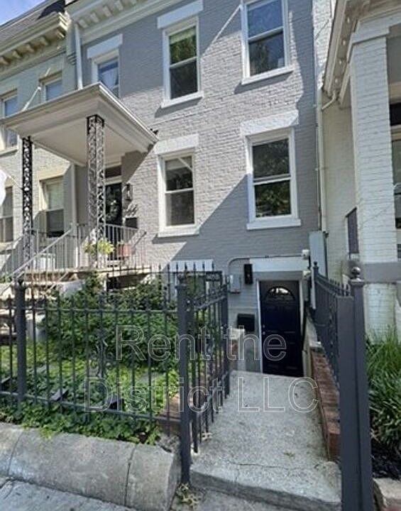 1st image of 605B Kenyon St NW