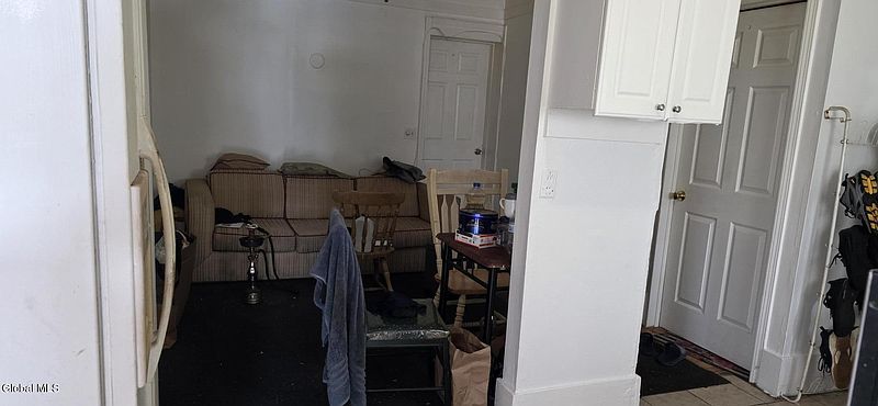 4th image of 518 Hudson Avenue