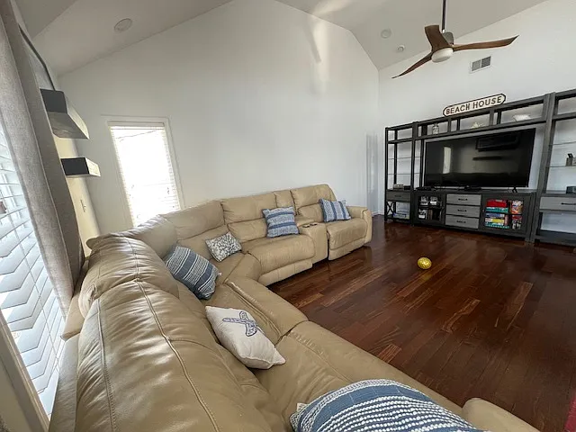 4 bed, 2.5 bath, 2682 sqft, $3,500 — Photo 3