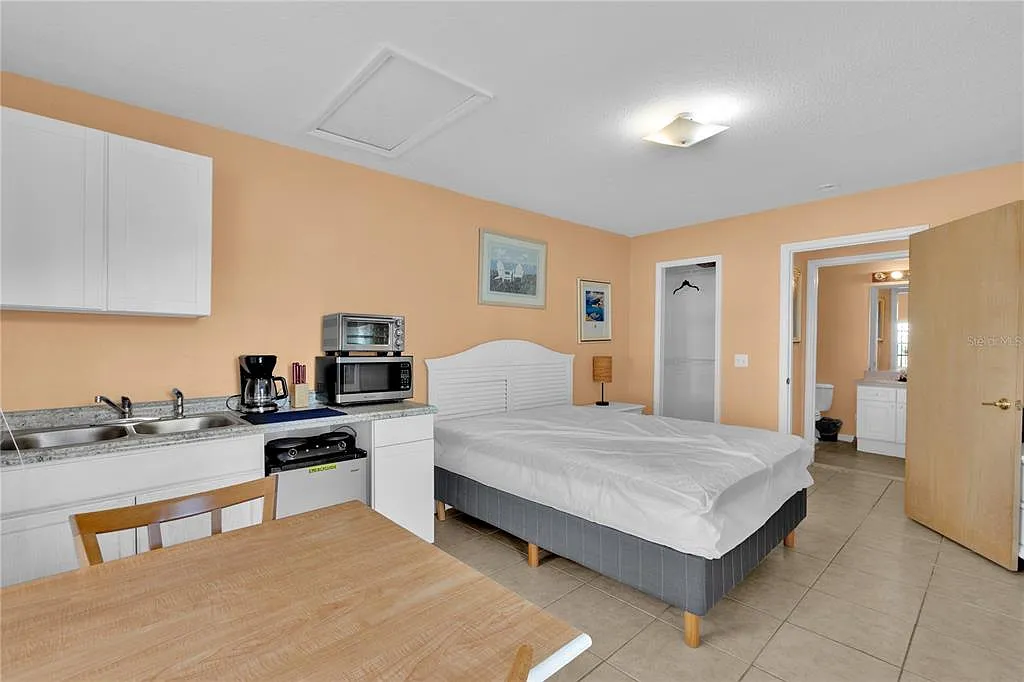 Studio, 1.0 bath, 450 sqft, $1,000 — Photo 3