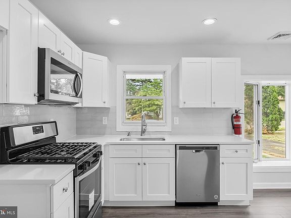 5th image of 14 Petunia Ln