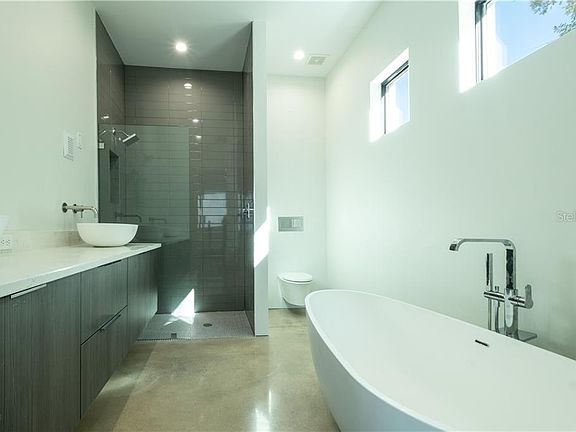 5th image of 210 W Amelia Ave #2