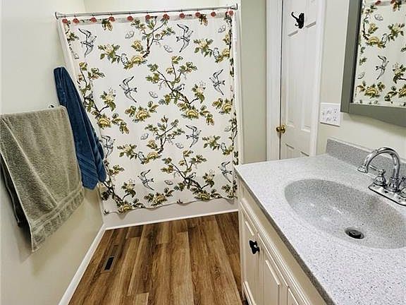 4th image of 734 N Leonard St