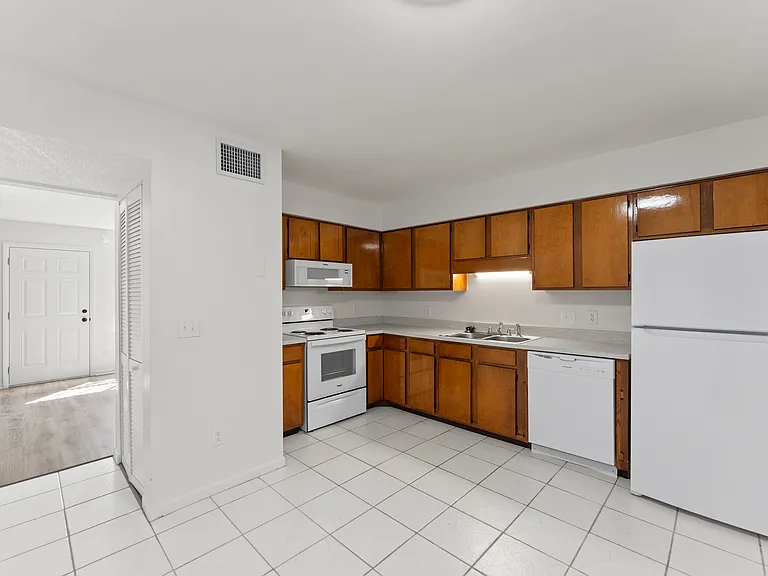 Briarwood Apartments — Photo 11