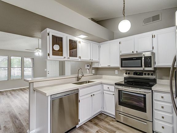 4th image of 3139 N 89th Dr
