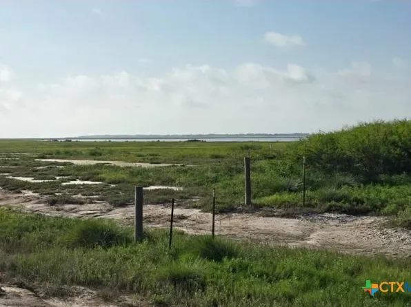 203 Powderhorn Ln, Port Lavaca, TX 77979