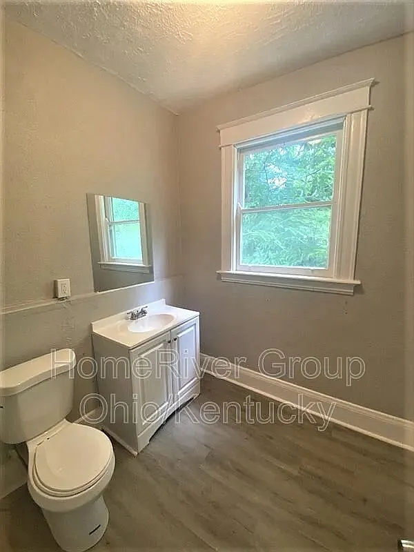 5 bed, 1.0 bath, 1952 sqft, $1,720 — Photo 4