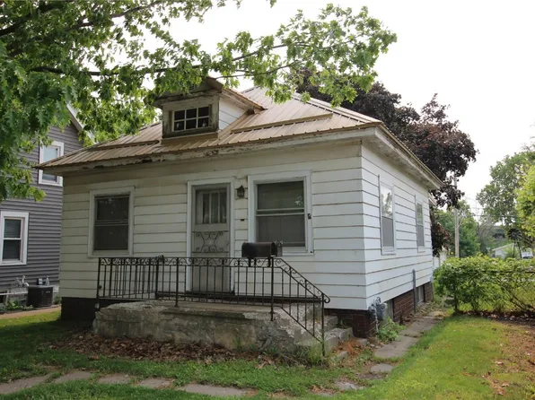 819 Center Point Rd NE, Cedar Rapids, IA 52402