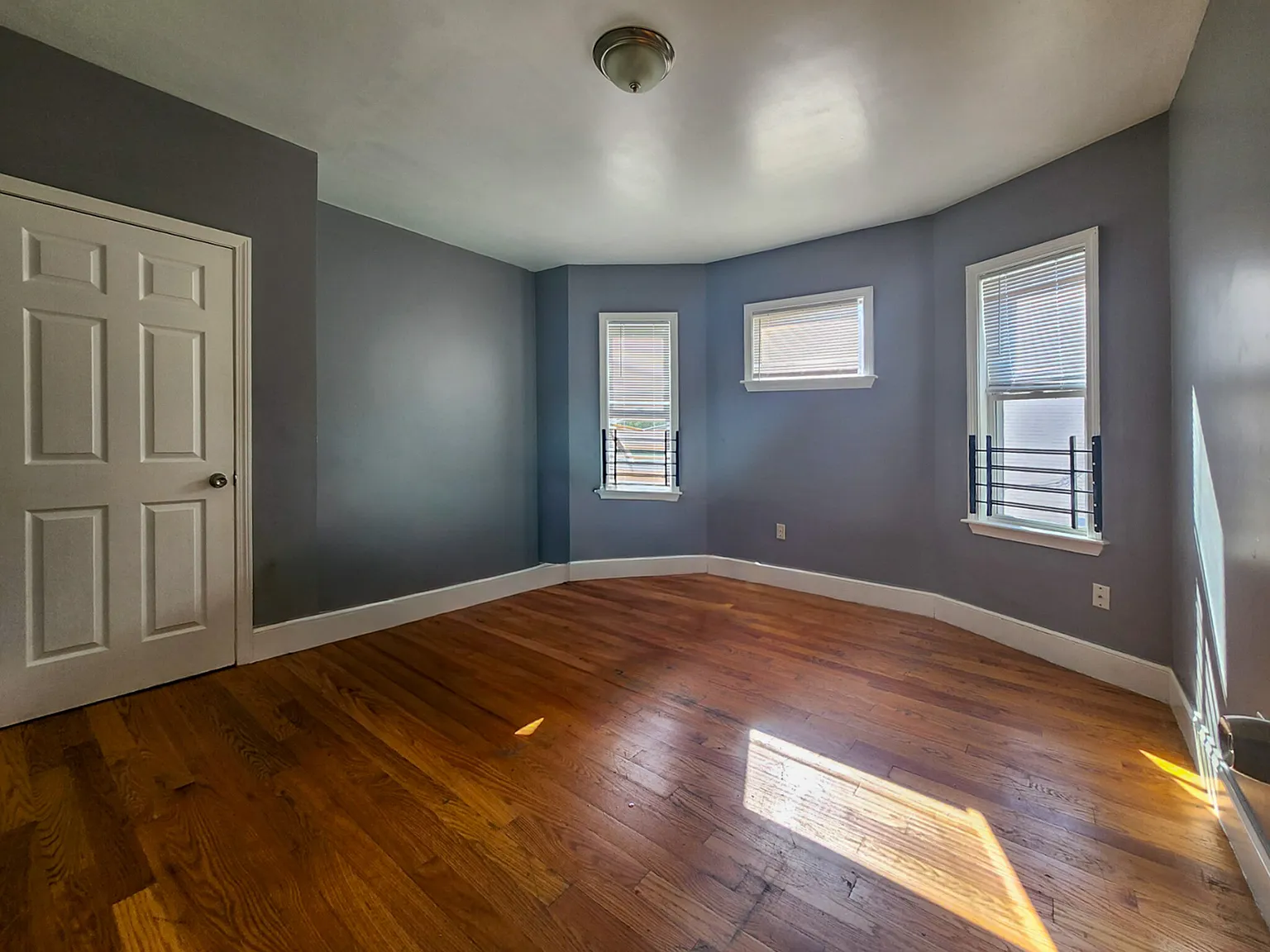 3 bed, 1.0 bath, 1100 sqft, $2,800 — Photo 4