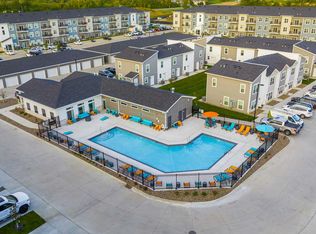 701 NE 60th St #302, Pleasant Hill, IA 50327