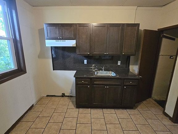 5th image of 4419 N Franklin St