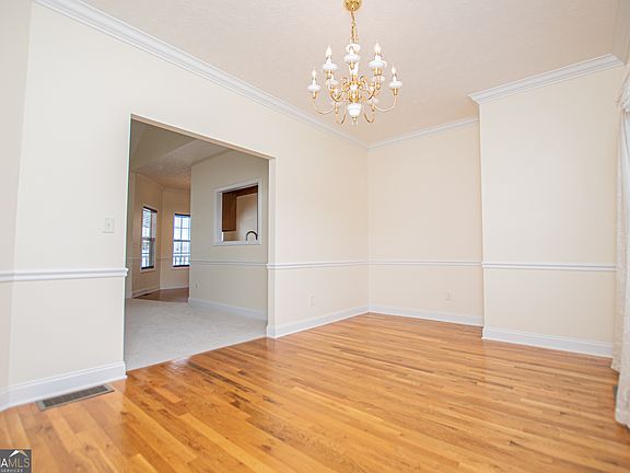 5th image of 102 Highland Cir