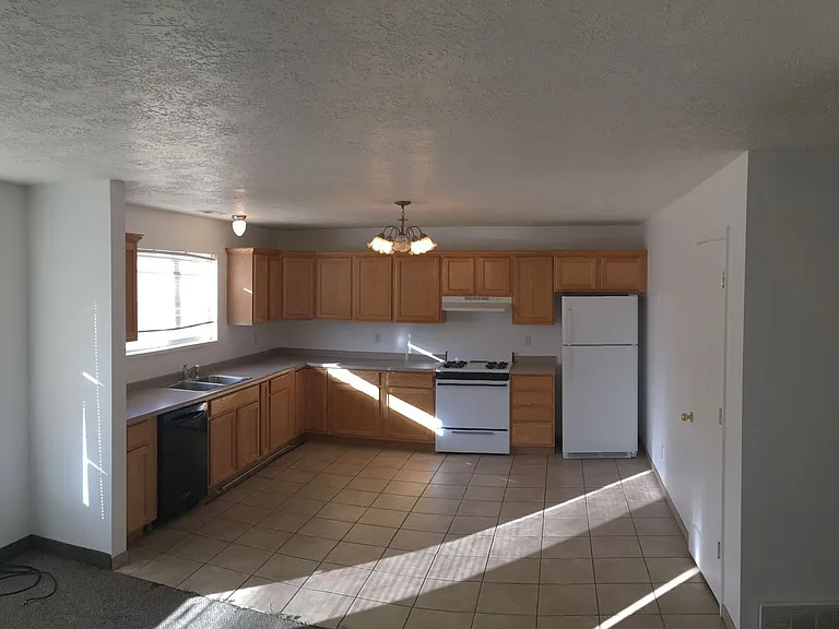 144 N 100 W #3 — Photo 2