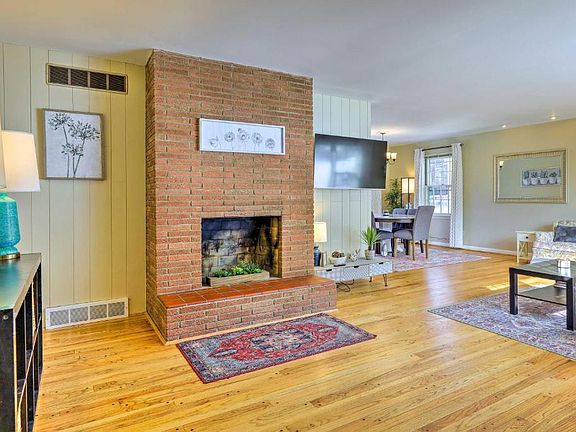 3rd image of 1034 Clifton Hills Ave