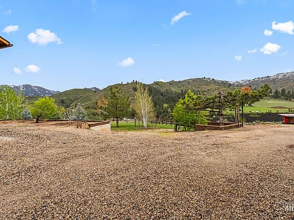 2nd image of 15 Rim Canyon Ln