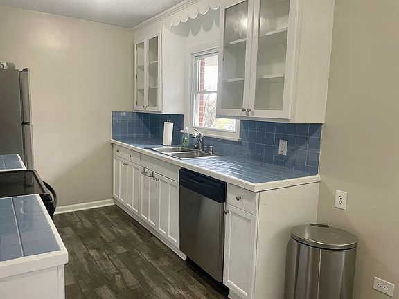 3rd image of 512 Oakridge Blvd