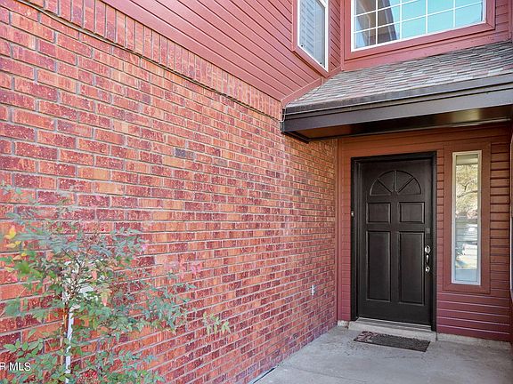 2nd image of 10 Stratford Hall Cir