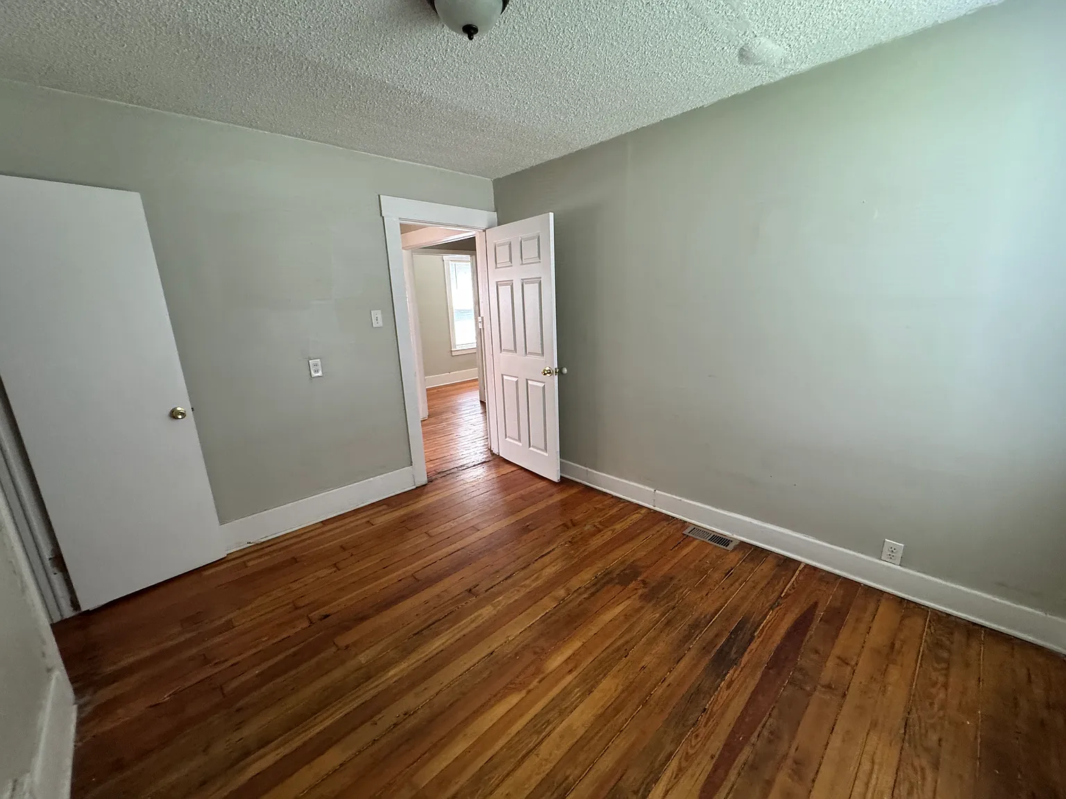 2 bed, 900 sqft, $1,200 — Photo 2