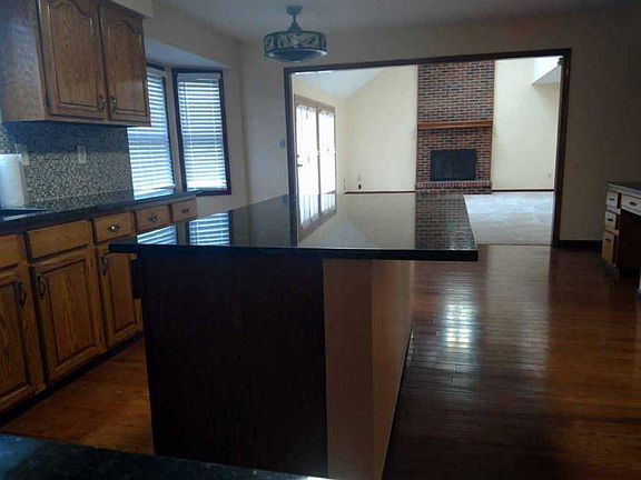 3rd image of 980 Zodiac Ave