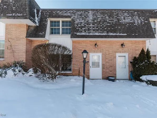 6919 N Parkway Dr, Middleburg Heights, OH 44130