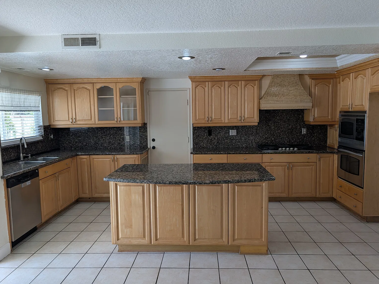 4 bed, 2410 sqft, $4,200 — Photo 3