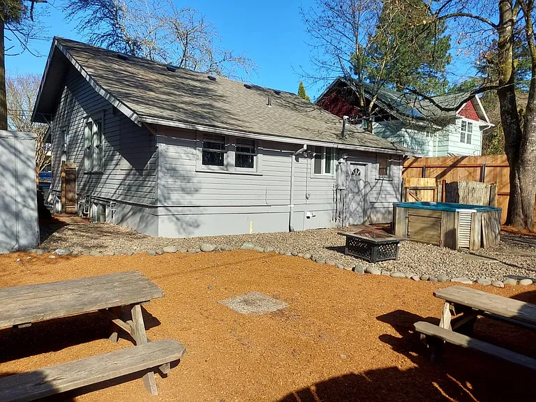 850 NW Polk Ave — Photo 2