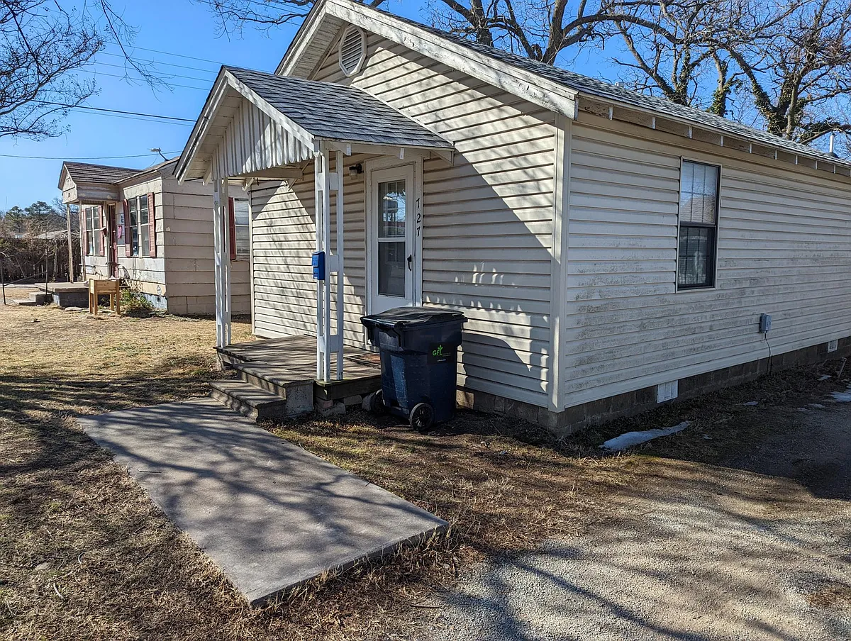 Primary Photo - 727 N Highland St