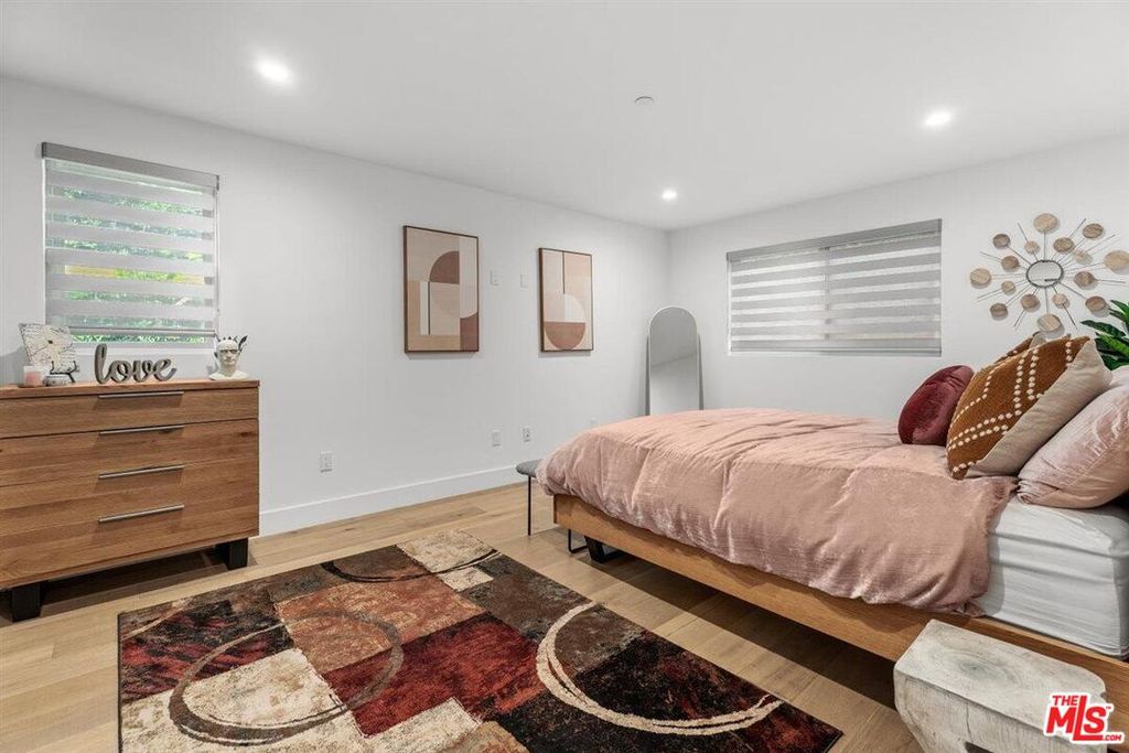 1573 Hi Point St, Los Angeles, CA - View 4