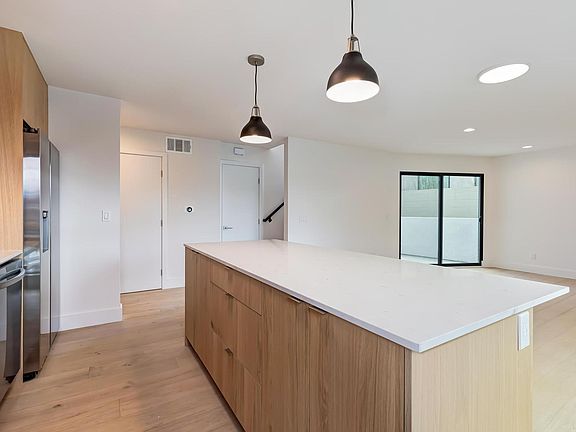 4th image of 544 Rose Ave #3A