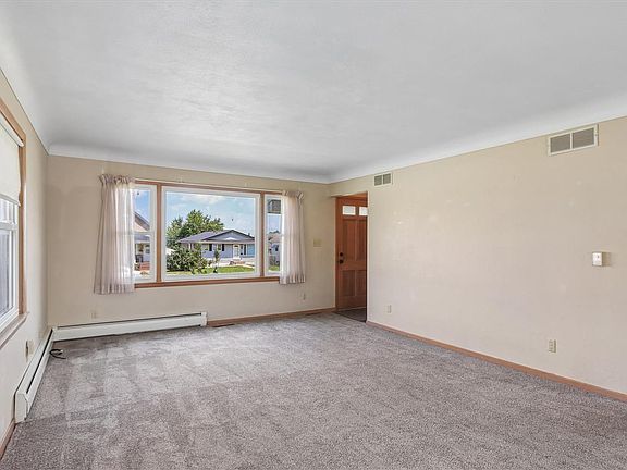 4th image of 809 18th Ave SW