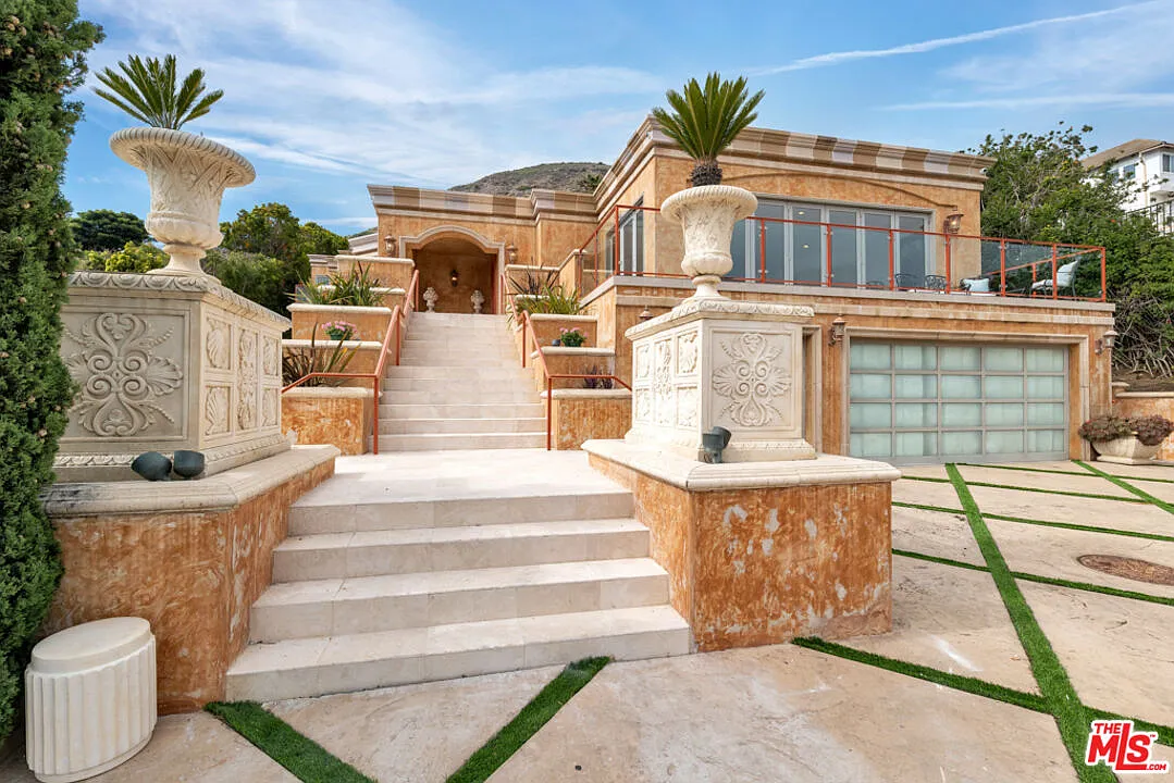 5 bed, 6.5 bath, 5200 sqft, $29,000 — Photo 2