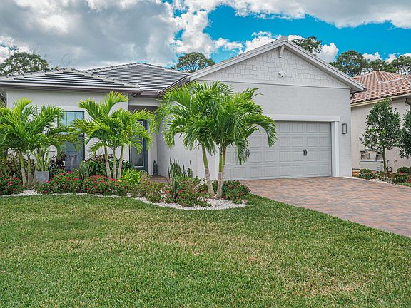 4th image of 616 SE Villandry Way