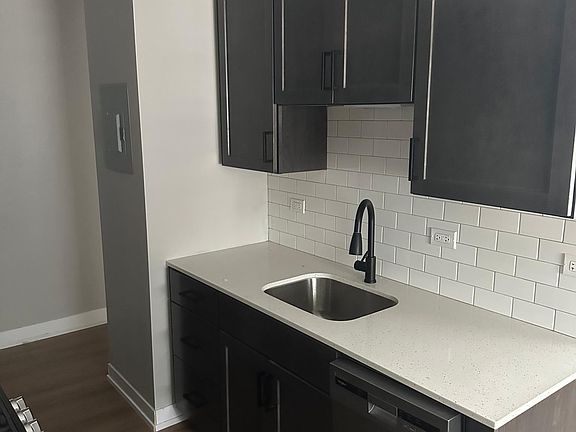 3rd image of 526 W Oakdale Ave #123