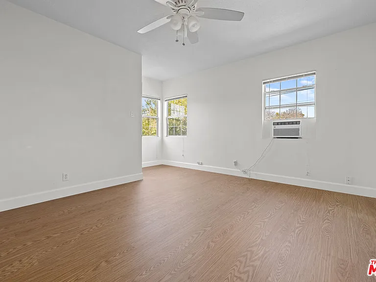 2528 1/2 Military Ave — Photo 2