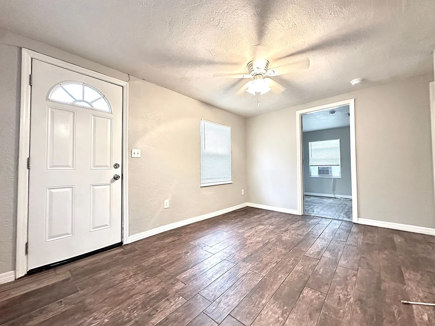 Charming 2BR/1BA St. Pete Home, Available Now! — Photo 2