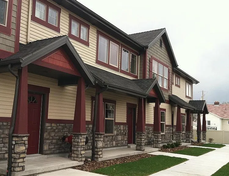 828 E Stratford Ave — Photo 1