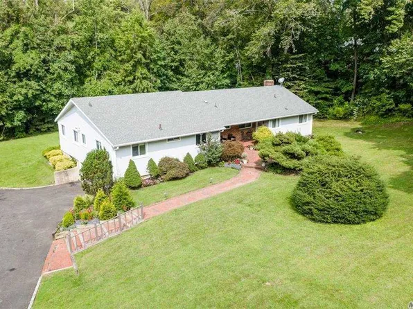 22 Grassfield Rd, Great Neck, NY 11024