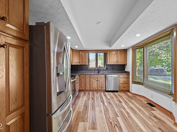 5th image of 305 Sandbrook Dr