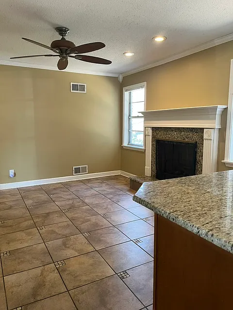 3 bed, 1.5 bath, 1326 sqft, $1,700 — Photo 2