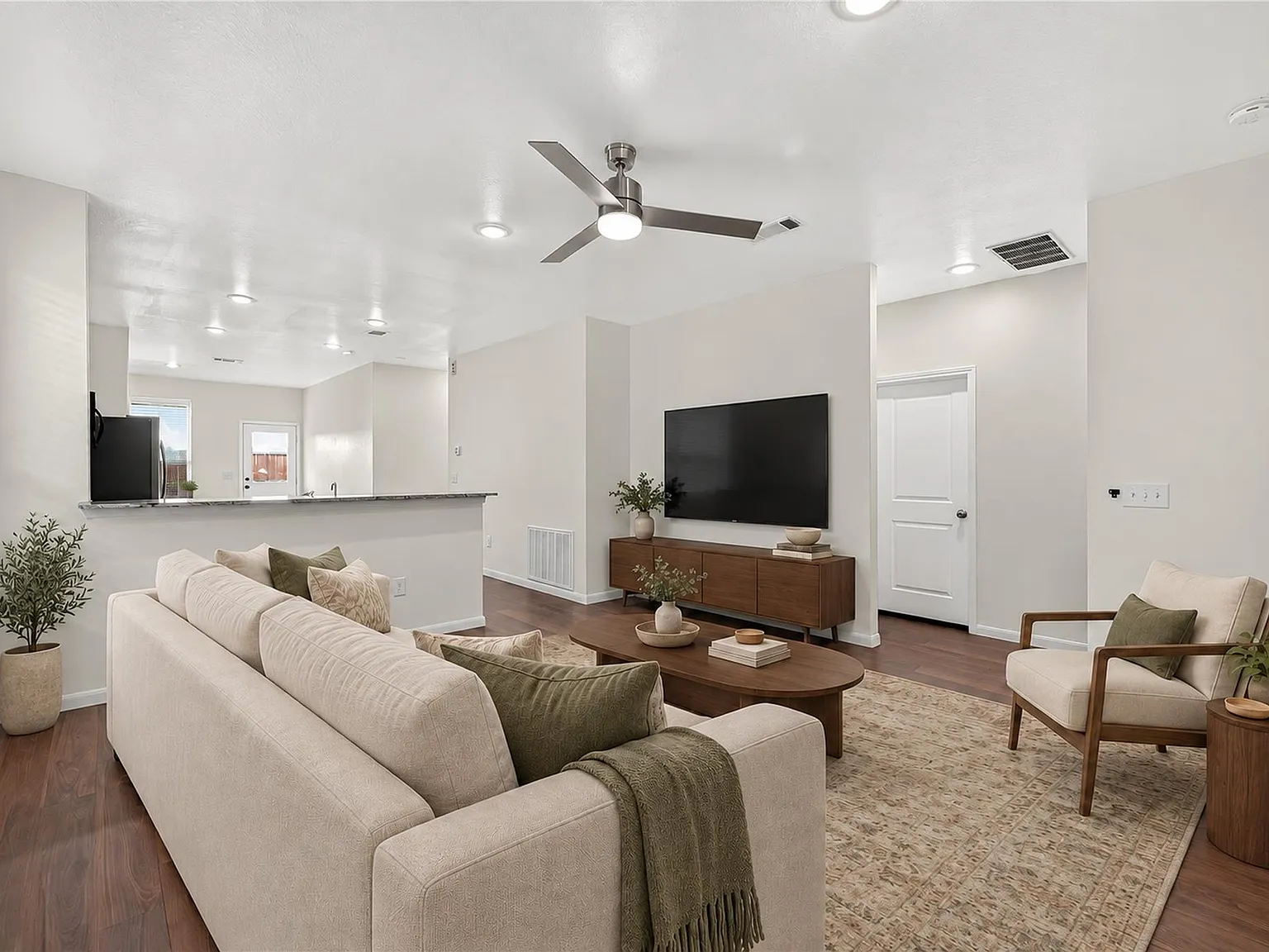 3 bed, 2.0 bath, 1560 sqft, $1,795 — Photo 2