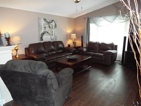 4th image of 1015 Aspen Dr E