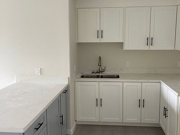 2nd image of 617 E Washington St #11022755